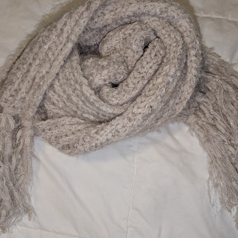 🧶 Plush Knit Beige Scarf - Picture 5 of 6